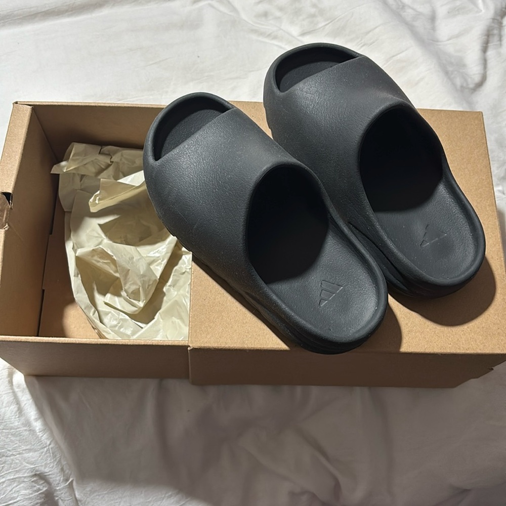 Yeezy slides 1